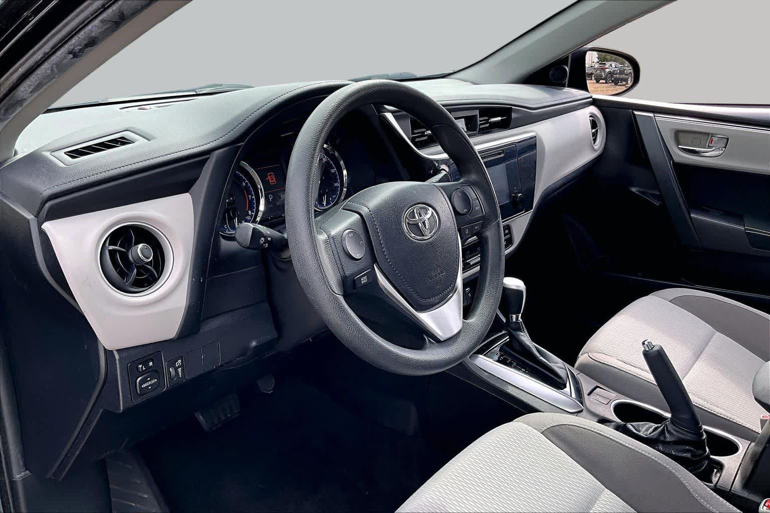 Used 2018 Toyota Corolla LE FWD image 16