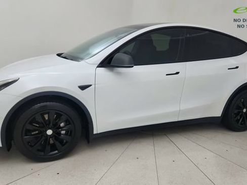 Used 2022 Tesla Model Y Long Range AWD/4WD image 3