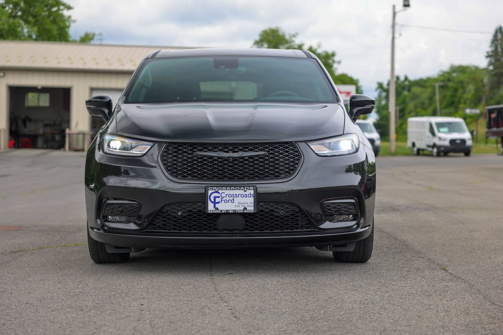 Used 2024 Chrysler Pacifica Limited FWD image 2