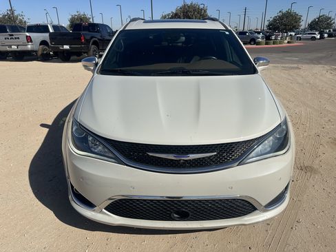 Used 2020 Chrysler Pacifica Limited w/ Advanced Safetytec Group FWD image 8