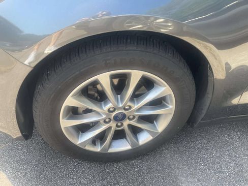 Used 2017 Ford Fusion SE FWD image 4