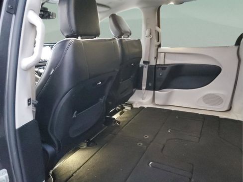Certified 2022 Chrysler Pacifica Limited FWD image 5