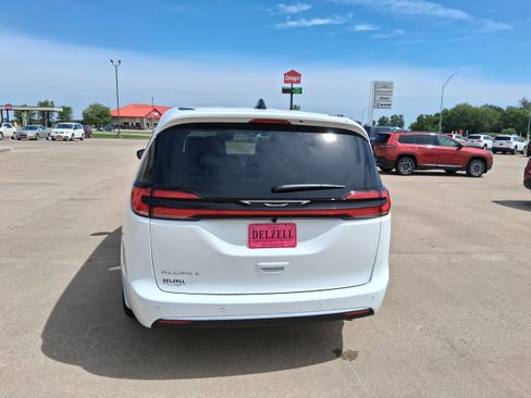 New 2027 Chrysler Pacifica Select FWD image 7