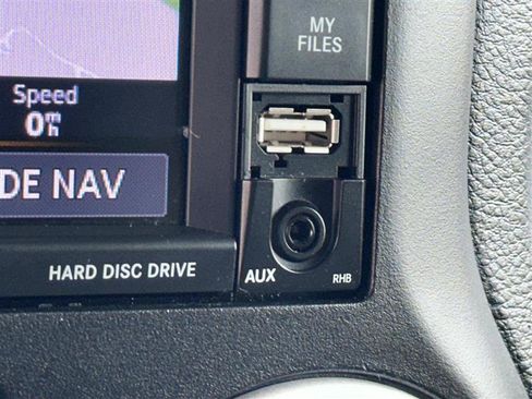 Used 2018 Jeep Wrangler Sahara w/ Connectivity Group AWD/4WD image 17