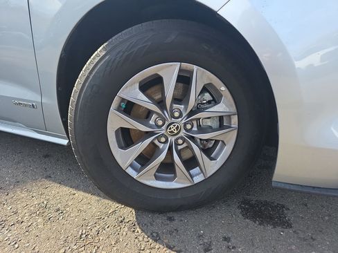 Used 2021 Toyota Sienna LE image 10