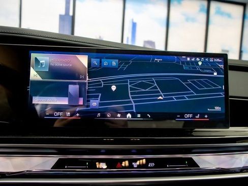 Used 2025 BMW 760i xDrive w/ Premium Package image 18