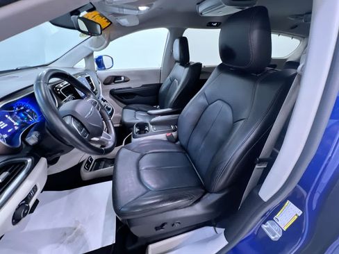 Used 2018 Chrysler Pacifica Touring-L Plus FWD image 14