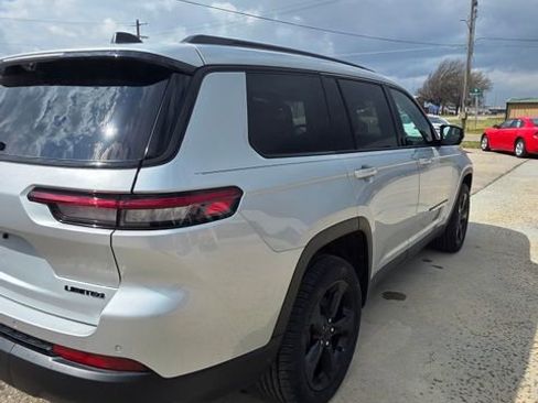 Used 2022 Jeep Grand Cherokee L Limited w/ Luxury Tech Group II image 9