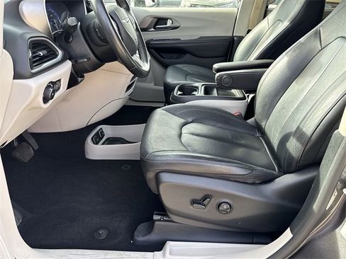Used 2020 Chrysler Pacifica Touring-L image 17