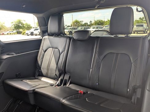 Used 2023 Ford Expedition Platinum image 18