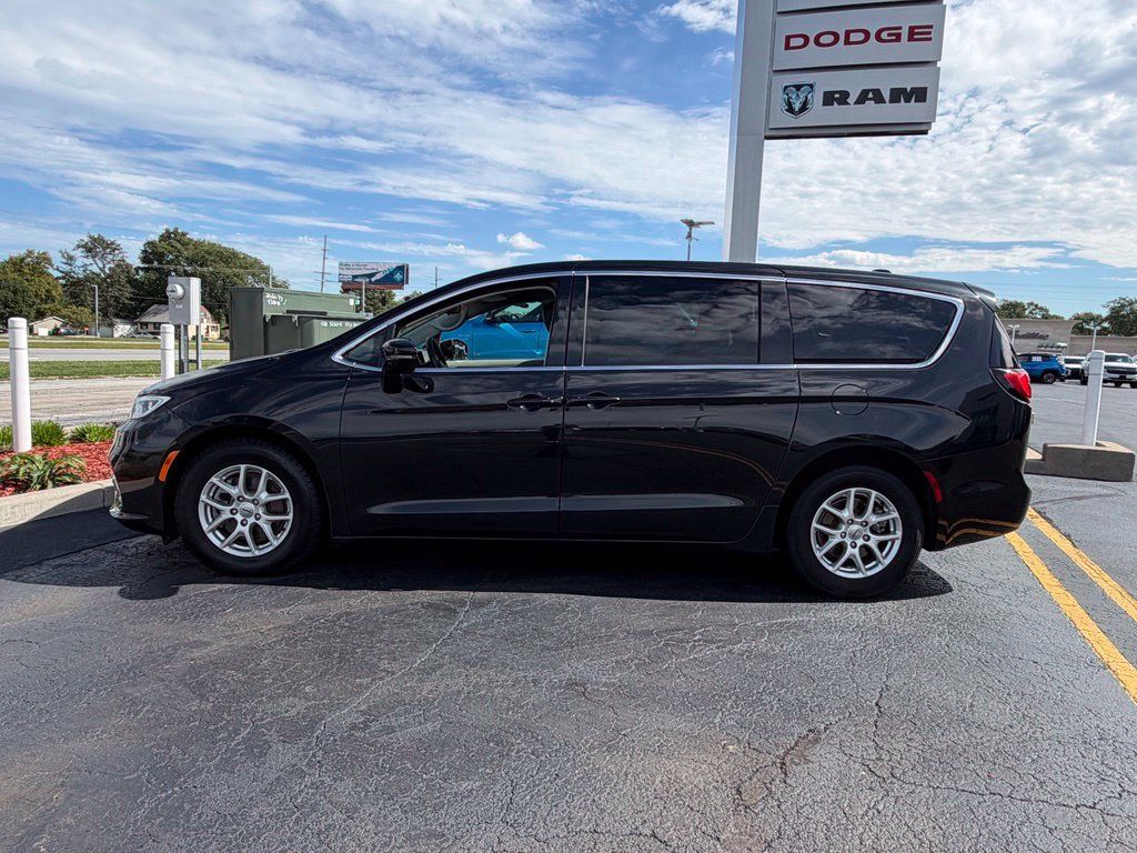 Used 2024 Chrysler Pacifica Touring-L FWD image 4