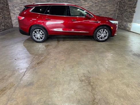 Used 2022 Buick Enclave Essence w/ Experience Buick Package FWD image 4