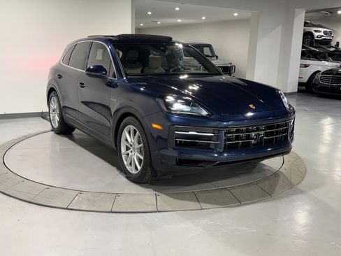 Used 2024 Porsche Cayenne AWD/4WD image 5