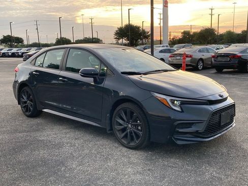 Used 2025 Toyota Corolla SE FWD image 3
