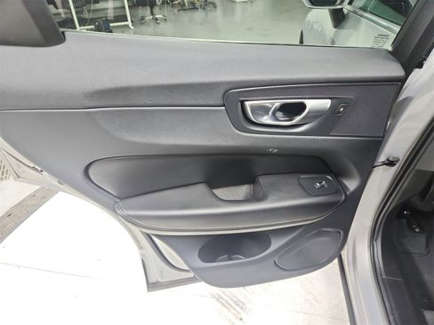 Used 2023 Volvo XC60 B5 Plus image 34