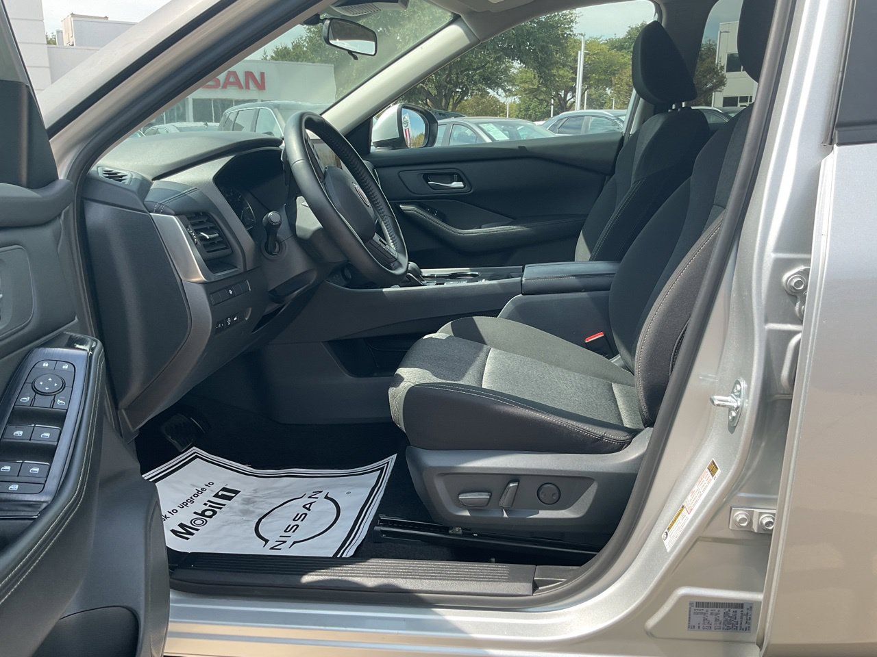 Used 2025 Nissan Rogue SV FWD image 8