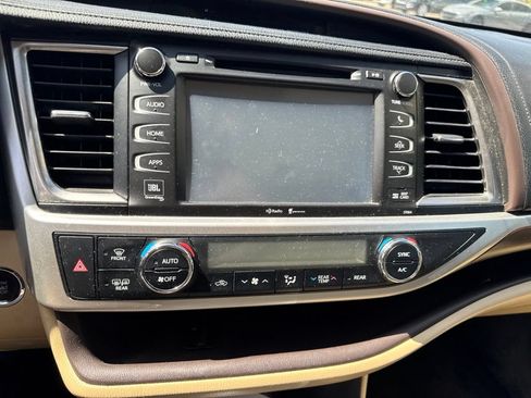Used 2014 Toyota Highlander Limited w/ Driver Technology Package FWD image 32