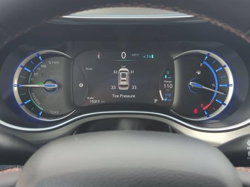 Used 2024 Chrysler Pacifica Pinnacle FWD image 16