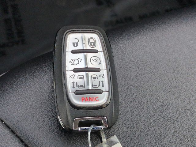 Certified 2025 Chrysler Pacifica Select FWD image 31