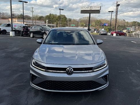 Used 2025 Volkswagen Jetta SE FWD image 2