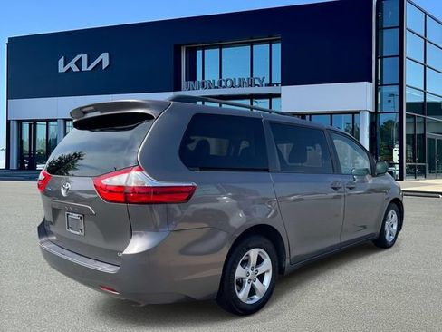 Used 2017 Toyota Sienna LE FWD image 6