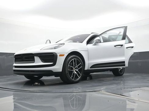 Certified 2025 Porsche Macan AWD/4WD image 31