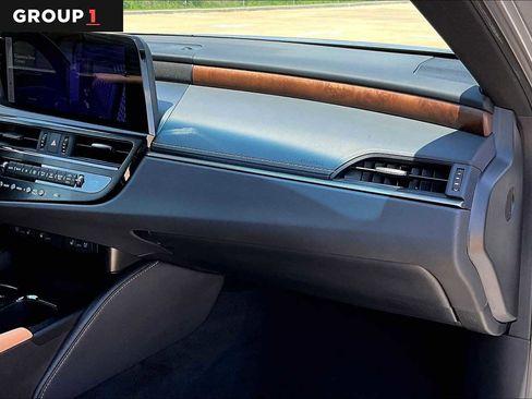 Used 2025 Lexus ES 300h w/ Premium Package FWD image 19