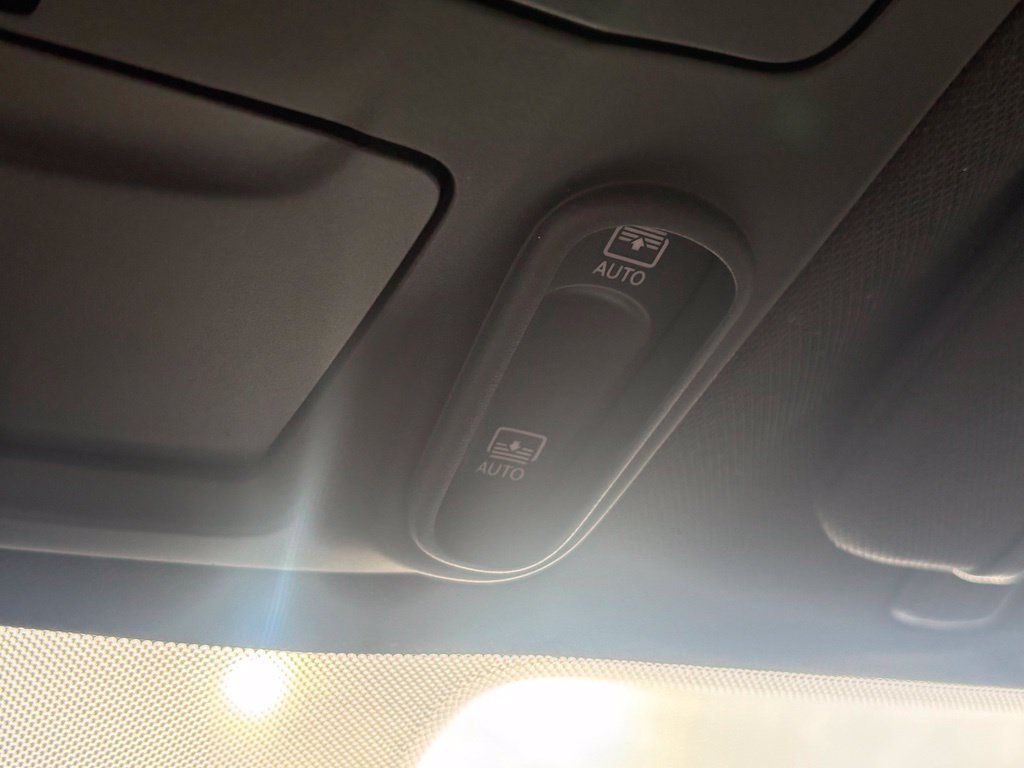 Used 2025 Chrysler Pacifica Limited FWD image 63