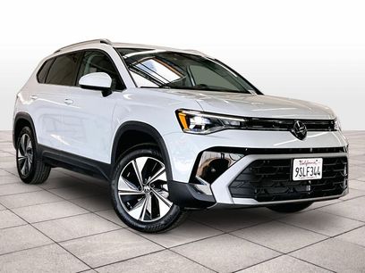 Used 2025 Volkswagen Taos SE w/ Panoramic Sunroof Package