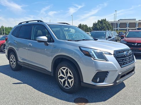Used 2022 Subaru Forester Premium AWD/4WD image 3
