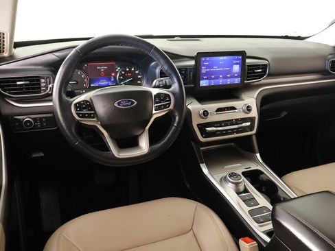 Used 2022 Ford Explorer XLT w/ Equipment Group 202A RWD image 2