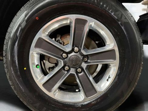 Used 2020 Jeep Wrangler Unlimited Sahara image 33