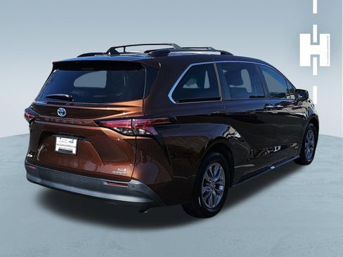 Used 2021 Toyota Sienna XLE image 2