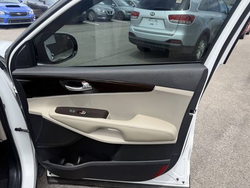Used 2019 Kia Sorento FWD image 12