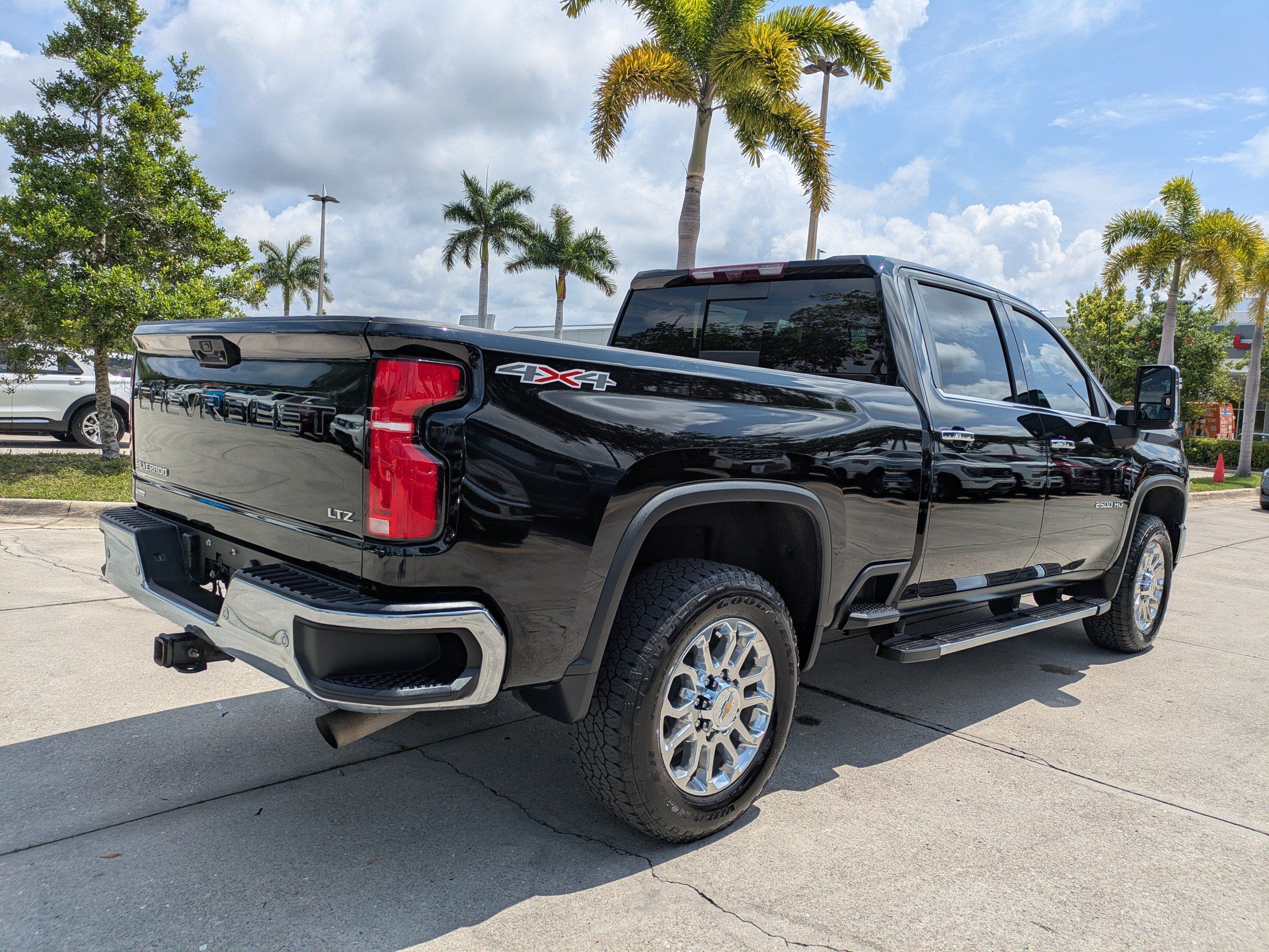 Used 2024 Chevrolet Silverado 2500 LTZ w/ LTZ Premium Package AWD/4WD image 4