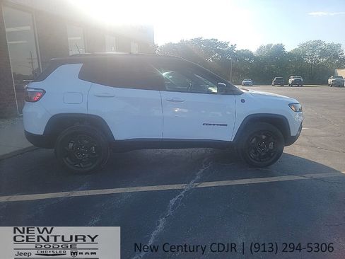 Used 2023 Jeep Compass Trailhawk image 4
