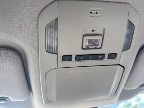 Used 2020 Toyota Highlander LE image 19