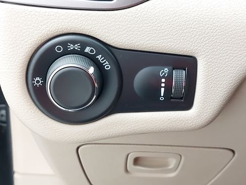 Used 2021 Jeep Cherokee Latitude FWD image 26