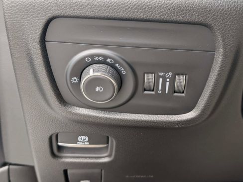 Used 2024 Jeep Grand Cherokee Limited image 21