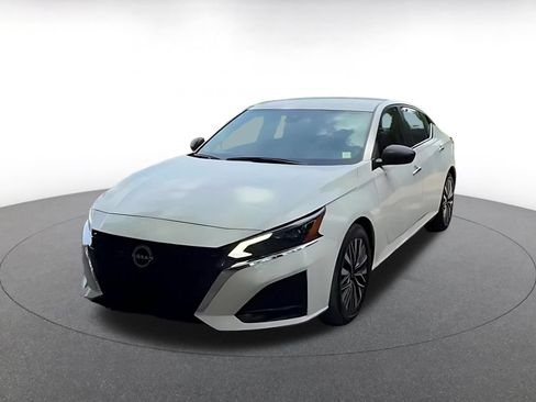 Used 2025 Nissan Altima 2.5 SV FWD image 7