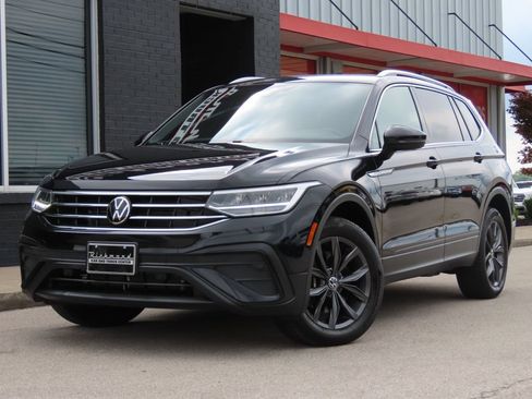 Used 2023 Volkswagen Tiguan SE w/ Panoramic Sunroof Package FWD image 7