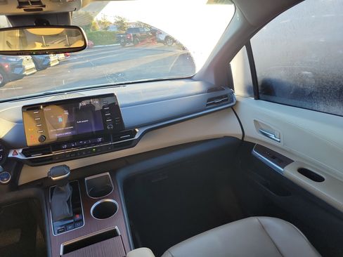 Used 2022 Toyota Sienna XLE image 17