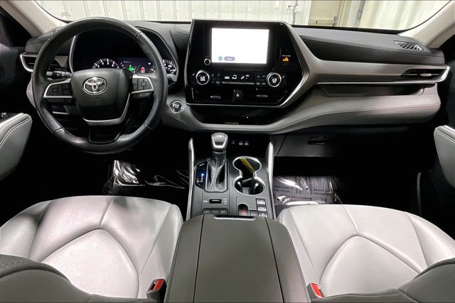 Used 2023 Toyota Highlander XLE AWD/4WD image 15