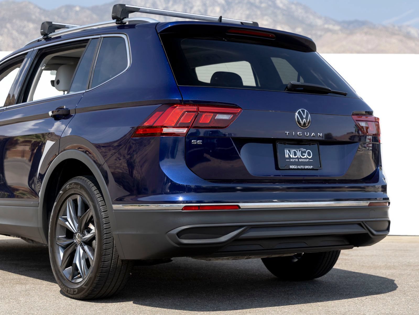 Used 2023 Volkswagen Tiguan SE w/ Panoramic Sunroof Package FWD image 5