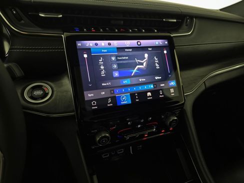 Used 2022 Jeep Grand Cherokee Overland w/ Luxury Tech Group IV AWD/4WD image 17