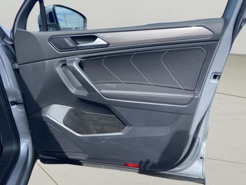 Used 2023 Volkswagen Tiguan SE w/ Panoramic Sunroof Package image 23