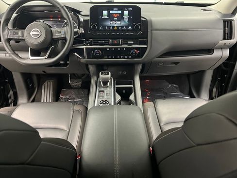 Used 2025 Nissan Pathfinder SL image 39