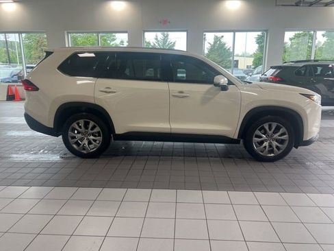 Used 2024 Toyota Grand Highlander AWD image 2