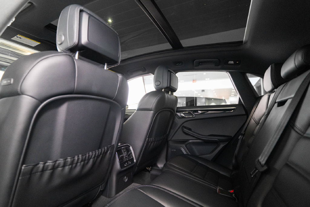 Certified 2026 Porsche Macan AWD/4WD image 15