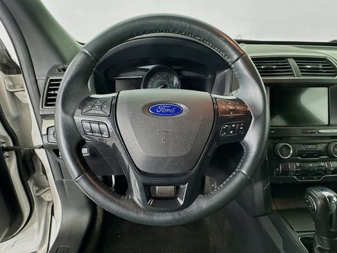 Used 2018 Ford Explorer XLT w/ Equipment Group 202A AWD/4WD image 11